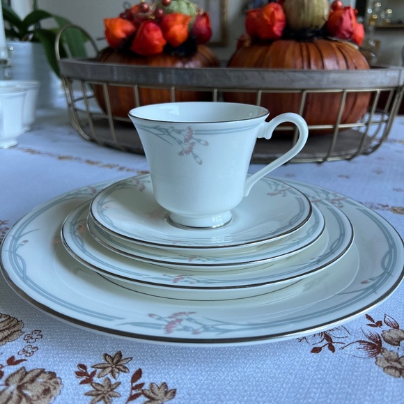 Royal Doulton's 'Carnation' 47 Pc Service - Picture 1 of 11